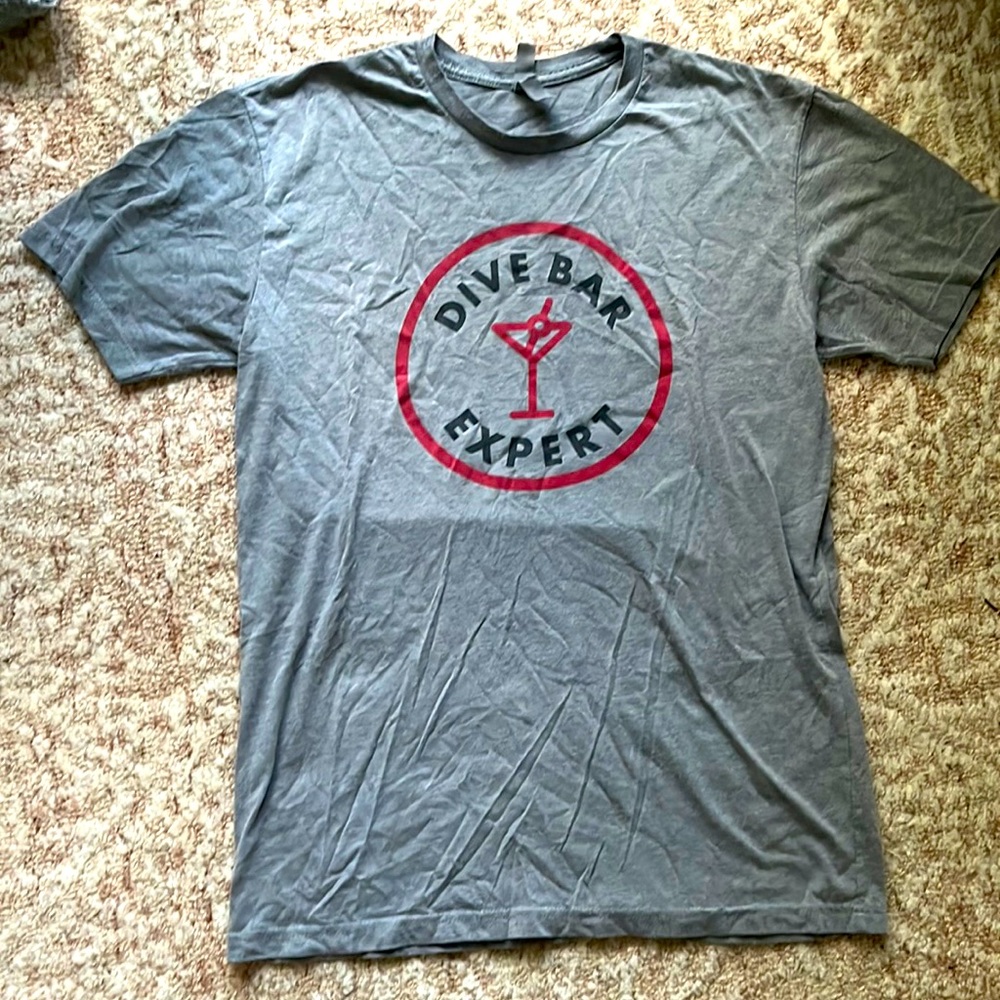Dive bar expert decal tee size L
